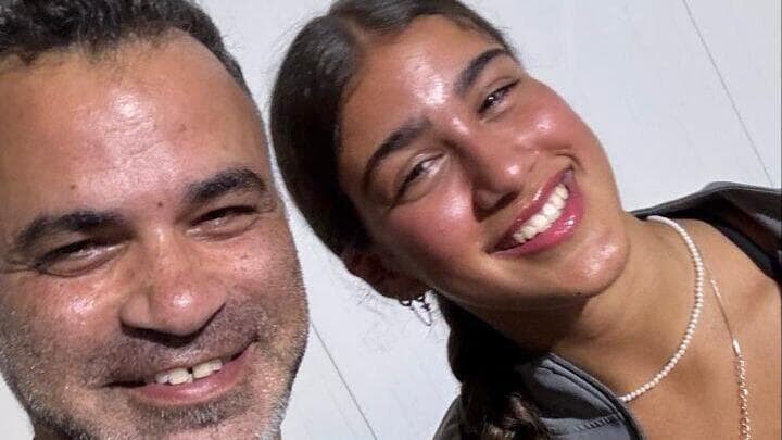 משה בר עוז מקרית ביאליק עם בתו ניצן שעלתה לכיתה י"א השובתת מלימודים