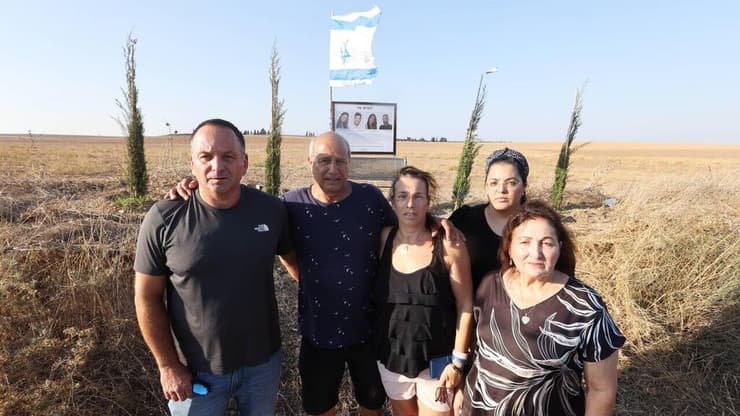 קרובי הנרצחים לצד עצי הברוש לזכרם. מימין: מתוקה רפאל, רעות רפאל, חניתה מנצור, יהודה מנצור וערן ליטמן (צילום: גדי קבלו) הוריהם של נרצחי נובה