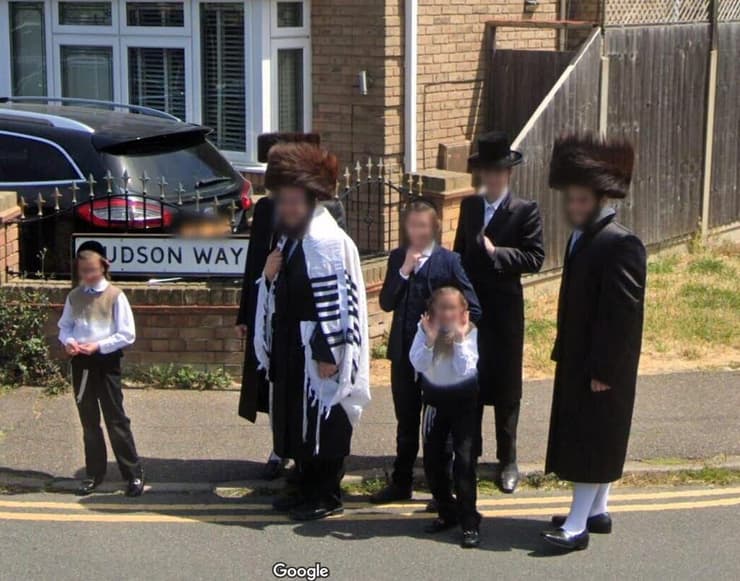הרב פרידמן וחסידים נוספים ביציאה מתפילת שחרית של שבת