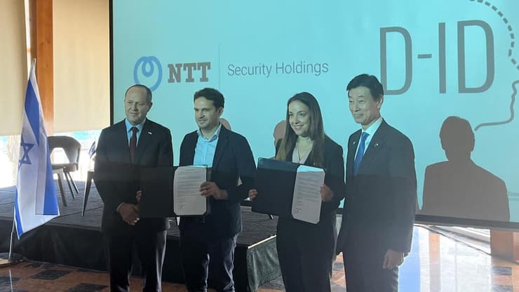 שר הכלכלה היפני (מימין) יחד עם נועה אשר, מנכ"ל החברה גיל פרי והשר ניר ברקת