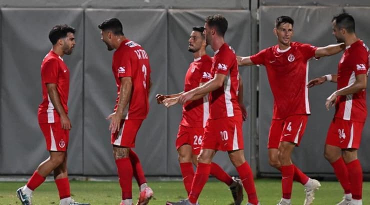 שחקני הפועל ת"א חוגגים (ראובן שוורץ) שחקני הפועל ת"א חוגגים