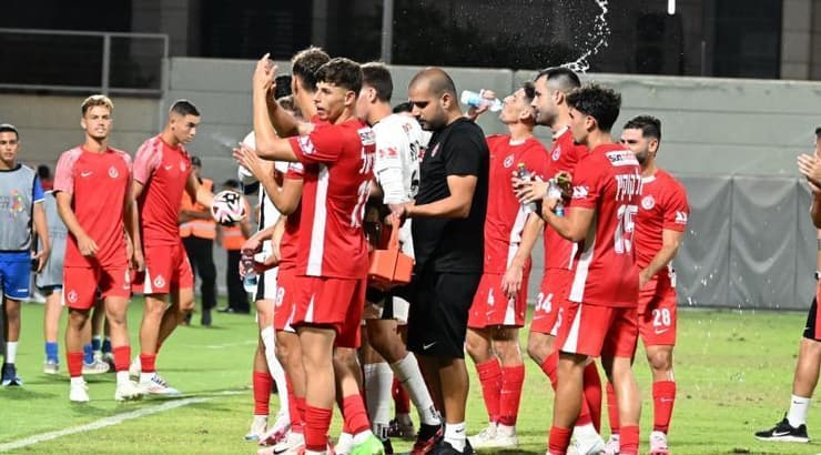 שחקני הפועל ת"א מודים לקהל (ראובן שוורץ) שחקני הפועל ת"א מודים לקהל