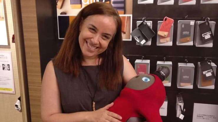 אשר עם הרובוט היפני שמתנהג כמו פעוט