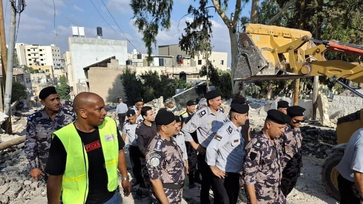אומדים את הנזקים בג'נין צוותי חירום של ההגנה האזרחית, העירייה, חברות החשמל והתקשורת מתחילים לאמוד את מידת הנזקים וההרס שנבע מהמבצע הצבאי בעיר ג'נין ובמחנה