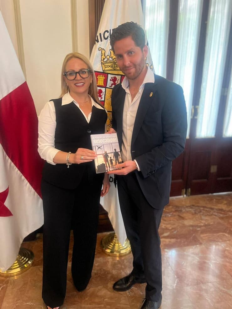 אילת מאמו שי עם ראש העיר היהודי הראשון של פנמה סיטי, מאייר מזרחי (צילום: אילת מאמו שי) אילת מאמו שי עם ראש העיר היהודי הראשון של פנמה, מאיר מזרחי