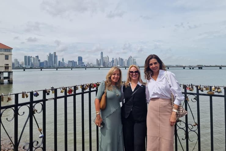 אילת מאמו שי (במרכז) עם שתי הנשים היחידות בדירקטוריון של הקהילה, אתי ניסים וסנדרה לוי (צילום: אילת מאמו שי) אילת מאמו שי (במרכז) עם שתי הנשים היחידות בדירקטוריון של הקהילה המונה 14 חברי דירקטוריון