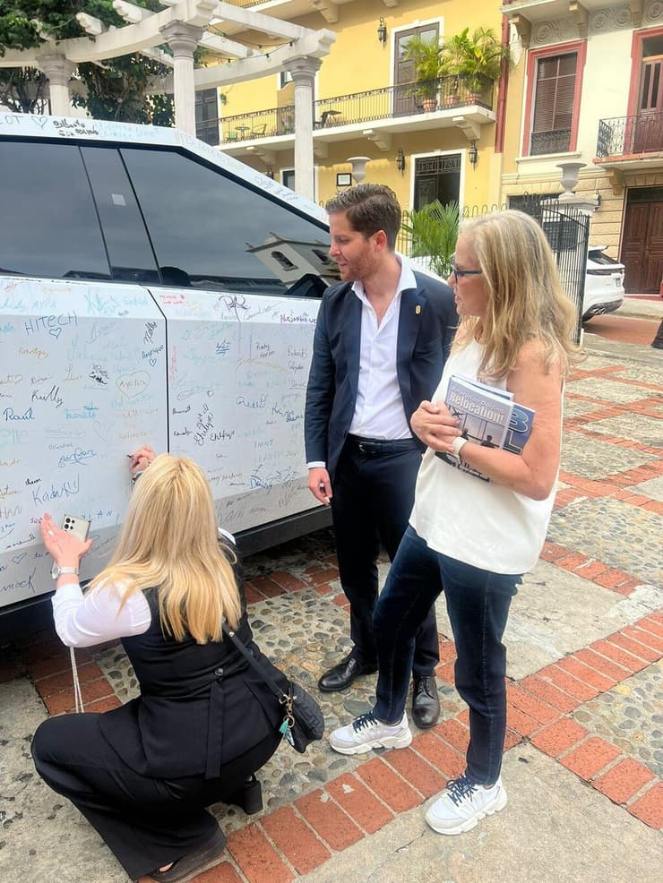 אילת מאמו שי חותמת על הטסלה של ראש העיר (צילום: אילת מאמו שי) אילת מאמו שי חותמת על הטסלה של ראש העיר