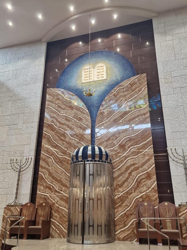 ארון הקודש בבית הכנסת (צילום: אילת מאמו שי) ארון הקודש בבית הכנסת