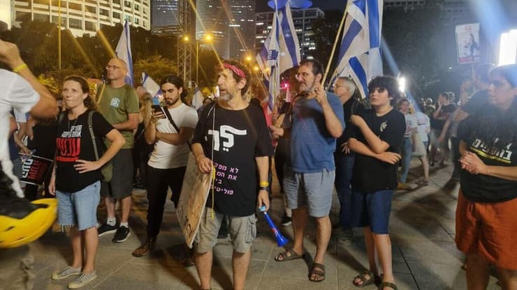 מחאה מחוץ לדיון הארכת מעצרה של נעה גולדנברג החשודה בזריקת חול על איתמר בן גביר (צילום: מיקי שמידט) מחאה מחוץ לדיון הארכת מעצרה של נעה גולדנברג החשודה בזריקת חול על איתמר בן גביר
