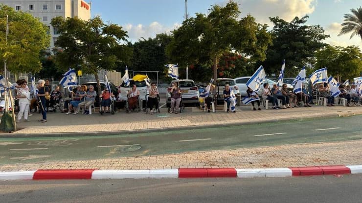 הפגנה למען החזרת החטופים בבית האבות 'משען' בתל אביב