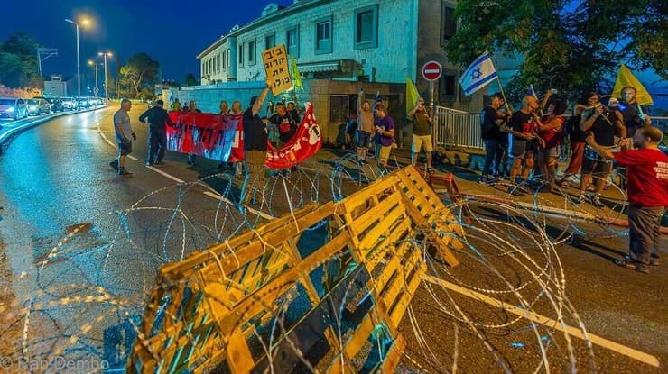 מפגינים חוסמים את הרחוב במחאה למען שחרור החטופים והחטופות בחיפה