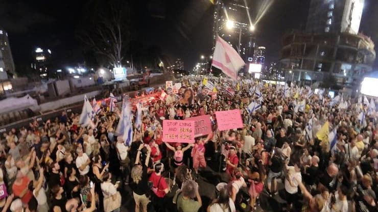 פעילי "החזית הוורודה" הושעו משירות מילואים לאחר שנעצרו בהפגנה. המחאה בת"א (צילום: רוני שפירא) הפגנה למען החזרתם של החטופים בתל אביב
