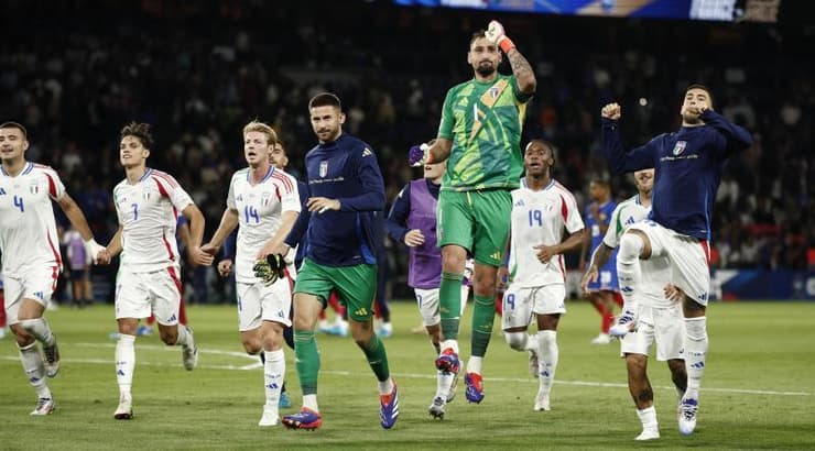 שחקני איטליה חוגגים עם האוהדים