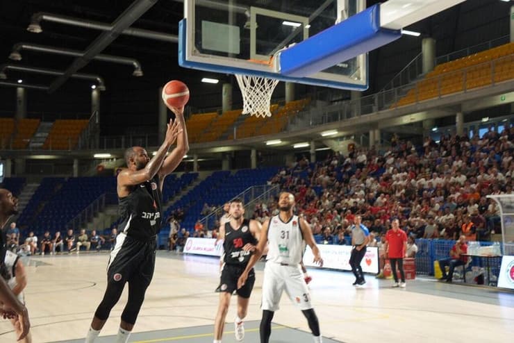 יריבות לא פשוטות. שחקן הפועל ירושלים כריס ג'ונסון (צילום: הפועל ירושלים) שחקן הפועל ירושלים כריס ג'ונסון