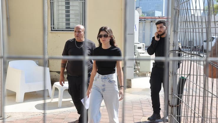 נועה גולדנברג יוצאת מחקירתה לאחר שנחשדה בכך שהשליכה חול על איתמר בן גביר בחוף הים בת"א