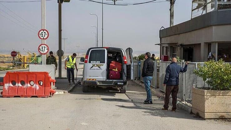 רכבים אחרונים לפני סגירת מעבר אלנבי בעקבות הפיגוע