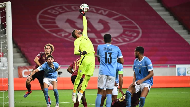 ישראל מול בלגיה (Attila KISBENEDEK / AFP)) שוער נבחרת ישראל יואב ג'רפי