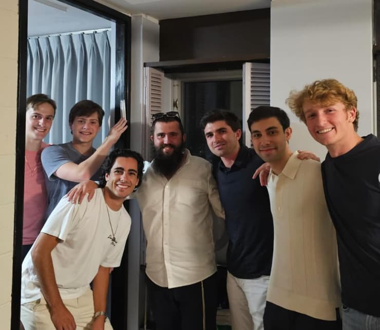 רב חב"ד בהרווארד, הירשי זרחי, וסטודנטים לאחר קביעת מזוזה (צילום: מתוך דף האינסטגרם של חב"ד הרווארד) רב חב"ד בהרווארד, הירשי זרחי, וסטודנטים לאחר קביעת מזוזה