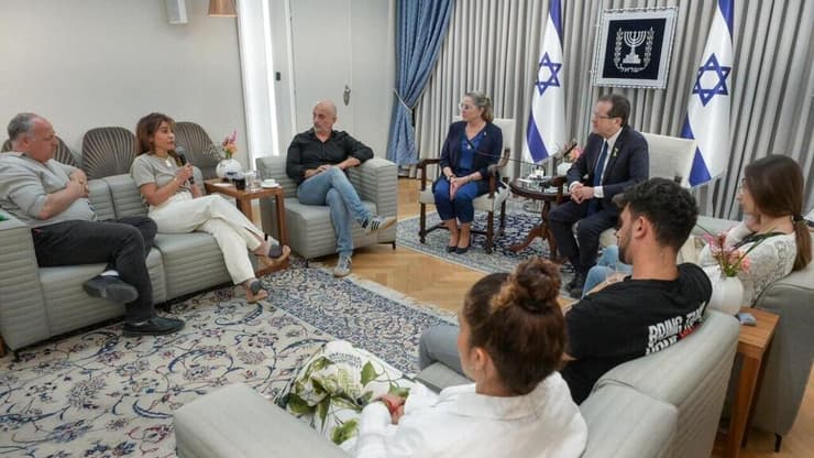 נשיא המדינה יצחק הרצוג בפגישה עם משפחות התצפיתניות שנחטפו בנחל עוז ב-7 באוקטובר