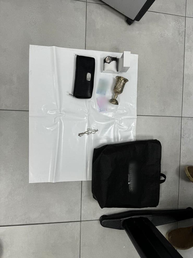 הפריטים שנמצאו אצל הפלסטיני שגנב רכב ונעצר על כביש 1