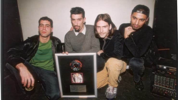 פיטר רוט עם חברי להקת מוניקה סקס