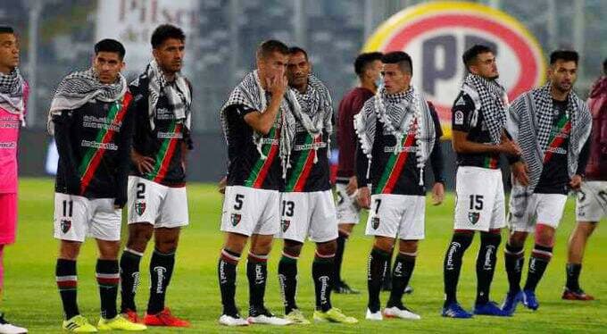 צ'ילה קלוב דפורטיבו פלסטינו קבוצה פלסטינית שחקנים עולים למשחק עם כאפייה