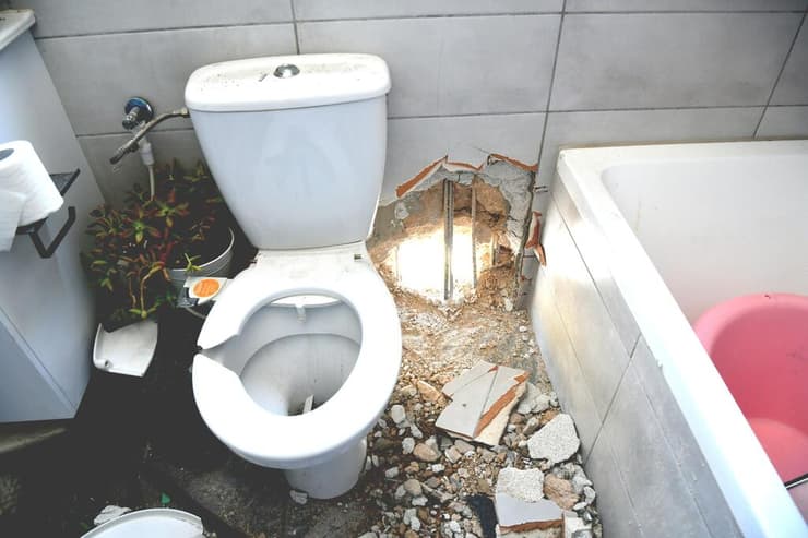 תיעוד מזירת הפגיעה הישירה בבית נהריה