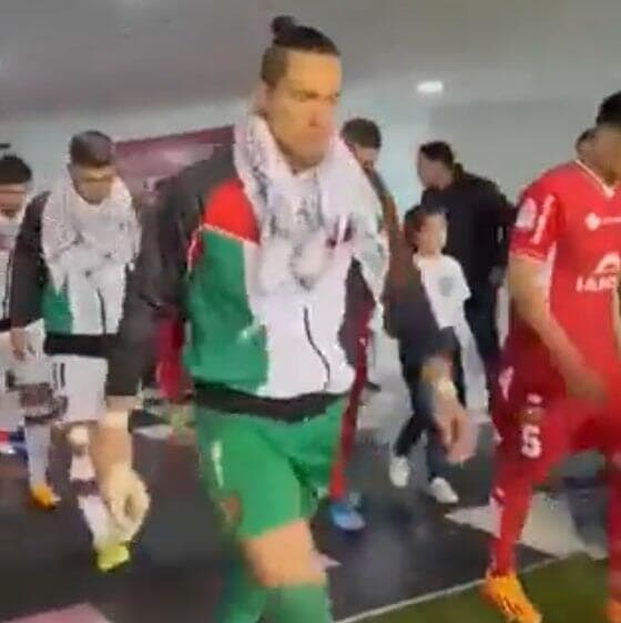 צ'ילה קלוב דפורטיבו פלסטינו קבוצה פלסטינית שחקנים עולים למשחק עם כאפייה