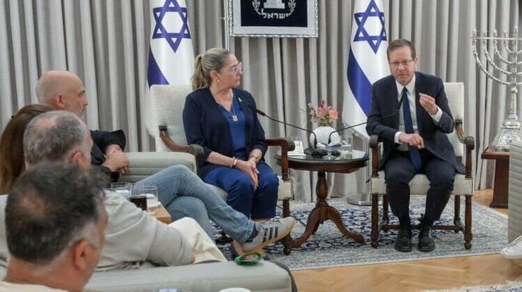 נשיא המדינה יצחק הרצוג בפגישה עם משפחות התצפיתניות שנחטפו בנחל עוז ב-7 באוקטובר
