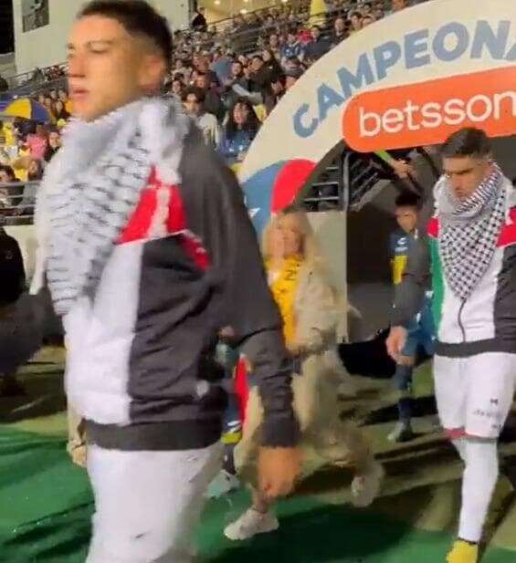 צ'ילה קלוב דפורטיבו פלסטינו קבוצה פלסטינית שחקנים עולים למשחק עם כאפייה