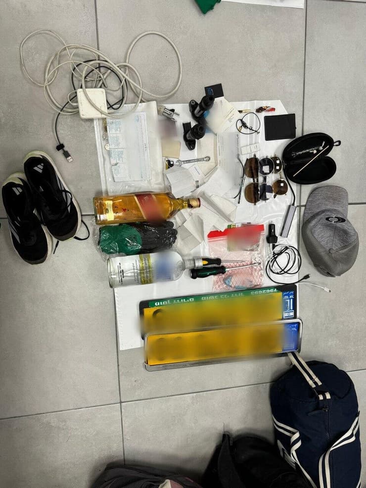 הפריטים שנמצאו אצל הפלסטיני שגנב רכב ונעצר על כביש 1