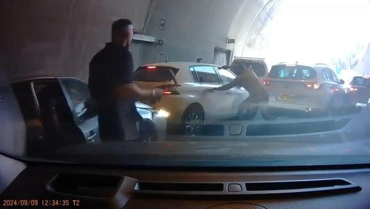 תיעוד מכביש 1: גנב רכב פלסטיני נעצר במנהרות הראל, החלון נופץ בגרזן