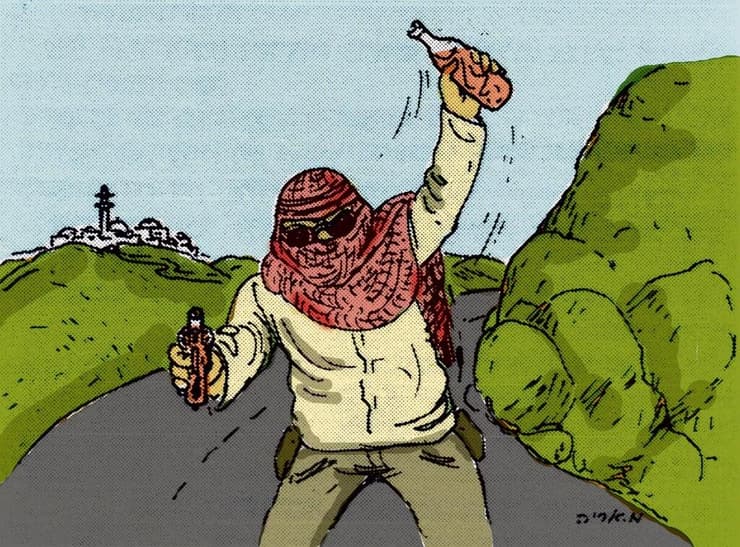 מעבר לאחד מעיקולי הדרך הכפרית הגיח לפתע רעול פנים תמיר־גוף, והתייצב בתנועת יד מאיימת באמצע נתיבם, מסמן להם לעצור