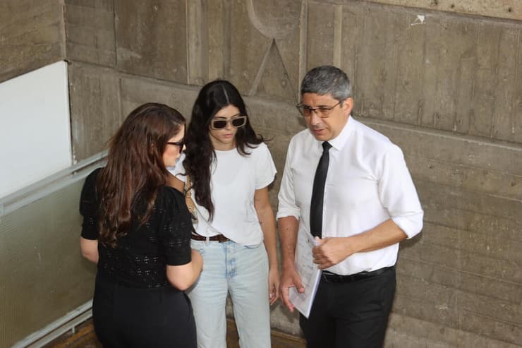 נועה גולדנברג מגיעה להגשת כתב האישום נגדה בשלום תל אביב