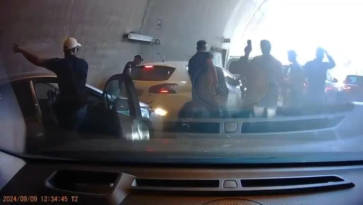 תיעוד מכביש 1: גנב רכב פלסטיני נעצר במנהרות הראל, החלון נופץ בגרזן