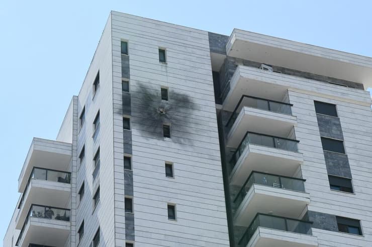 תיעוד מזירת הפגיעה הישירה בבית נהריה