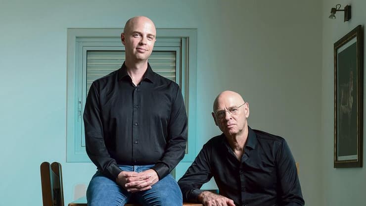 נעם ואמיר תיבון. "אני הרבה יותר מבין את החבר הדתי-חרד"לי שלי, שמתנגד לעסקת חטופים כי הוא באמת מפחד מה יקרה, מאשר את החבר שתומך בעסקה אבל לא עושה כלום" (צילום: איליה מלניקוב) נעם תיבון (מימין) ובנו אמיר תיבון