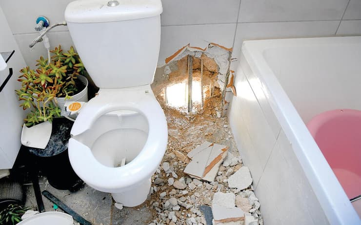 הנזק בדירה שנפגעה בנהריה | צילום: נחום סגל yk14070492