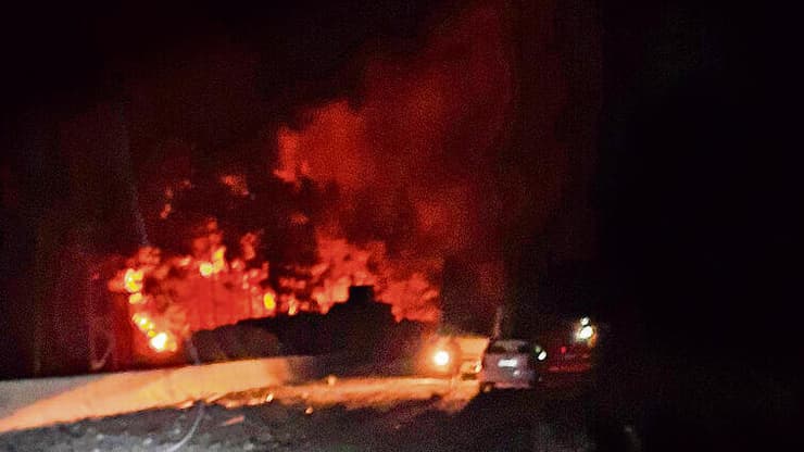 שריפה במחוז חמה בסוריה אחרי התקיפה המיוחסת לישראל | צילום: אי־אף־פי yk14070813