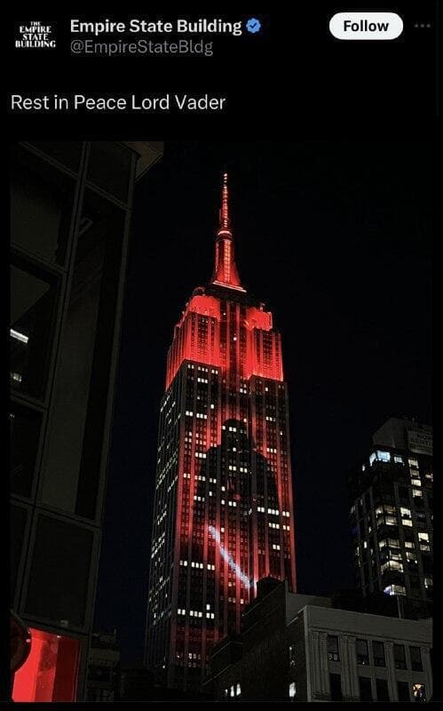 מחווה לג'יימס ארל ג'ונס עם דמותו של דארת' ויידר על האמפייר סטייט בילדינג