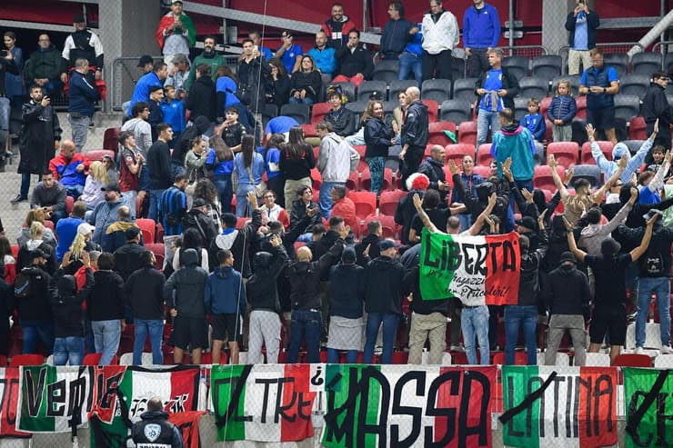 אוהדי נבחרת איטליה מפנים את הגב בזמן השמעת "התקווה" (צילום: Flaviu Buboi/NurPhoto via Getty Images) אוהדי נבחרת איטליה