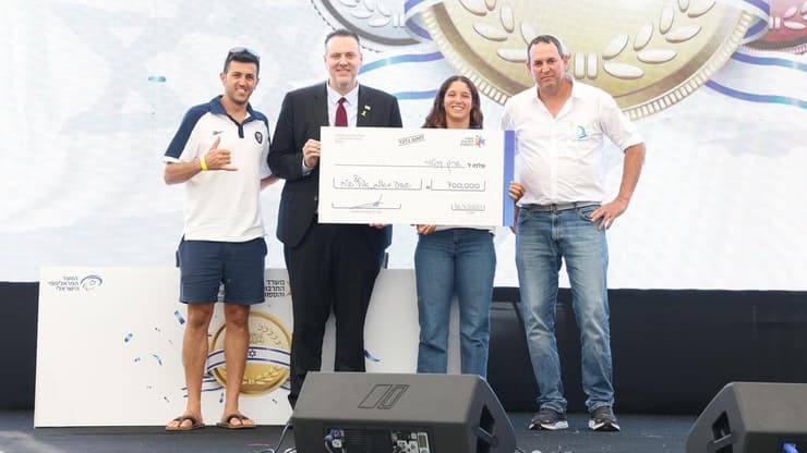 קנטור עם מענק הזכייה (צילום: דנה קופל) קנטור עם מענק הזכייה