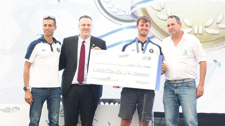 ראובני עם מענק הזכייה (צילום: דנה קופל) ראובני עם מענק הזכייה