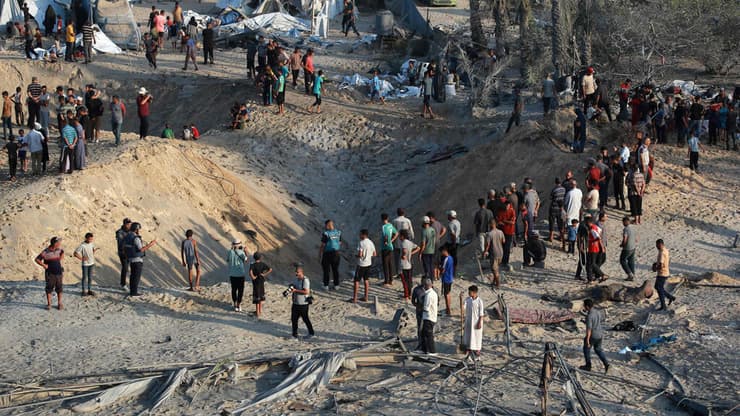 מכתש שנוצר בחאן יונס אחרי התקיפה