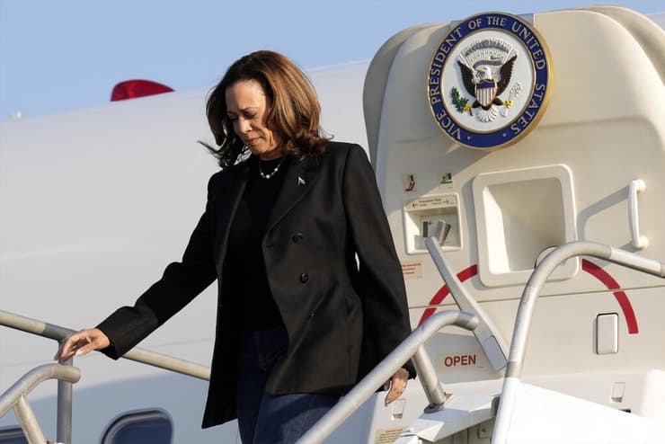 ארה"ב קמלה האריס נוחתת ב פילדלפיה לקראת ה עימות ה נשיאותי מול דונלד טראמפ
