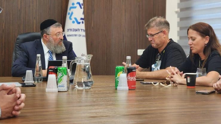 יואב בן צור בפגישה עם הורי החייל החטוף סמ"ר מתן אנגרסט