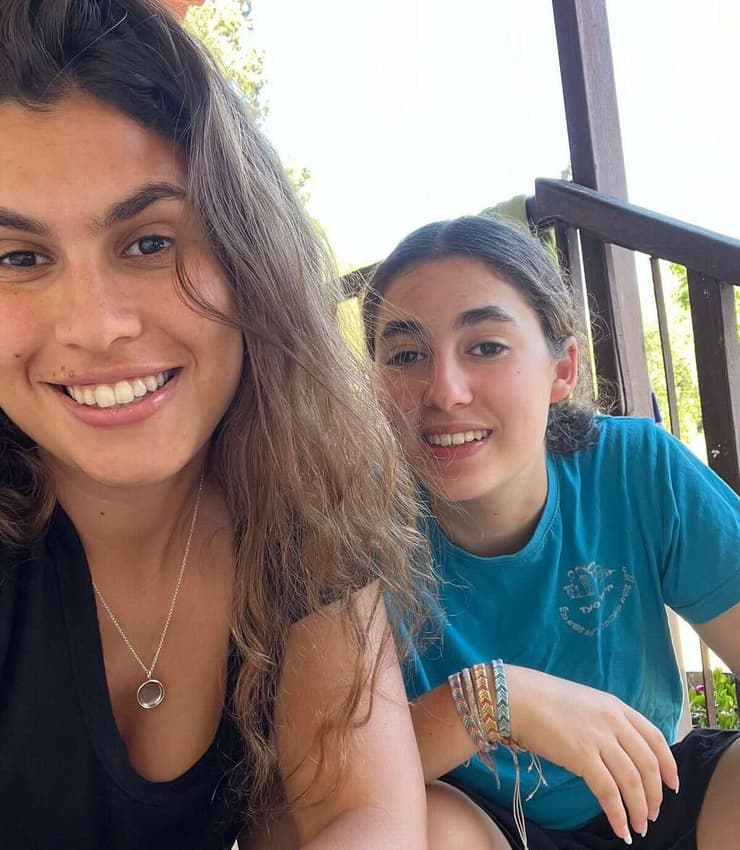 "הייתה מבוגר משמעותי שעזר להתמודד עם קושי גדול" - שקד דניאל (משמאל) יחד עם כרם ג'יימס.