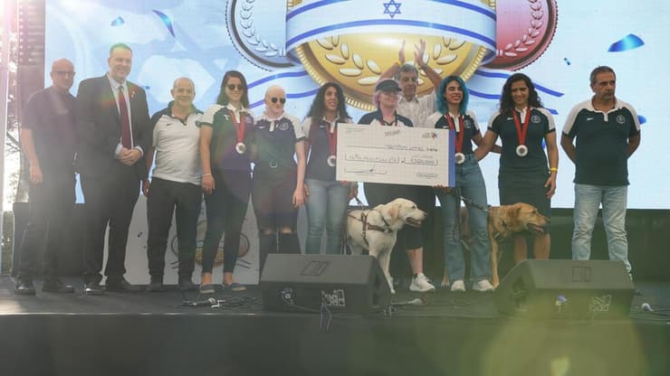 שחקניות נבחרת הכדורשער עם המענק (צילום: דנה קופל) שחקניות נבחרת הכדורשער עם המענק