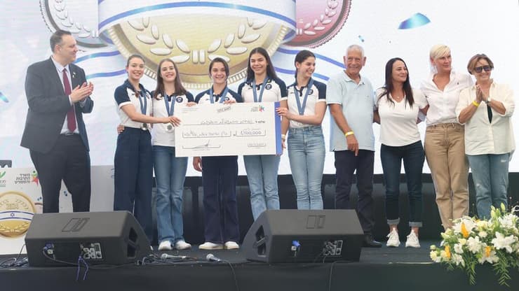 נבחרת ישראל בהתעמלות אמנותית עם מענק הזכייה (צילום: דנה קופל) נבחרת ישראל בהתעמלות אמנותית עם מענק הזכייה