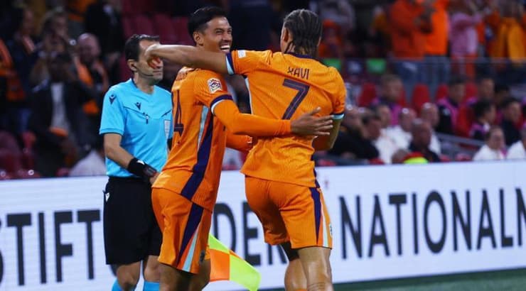 טיג'אני ריינדרס חוגג עם צ'אבי סימונס (רויטרס) טיג'אני ריינדרס חוגג עם צ'אבי סימונס